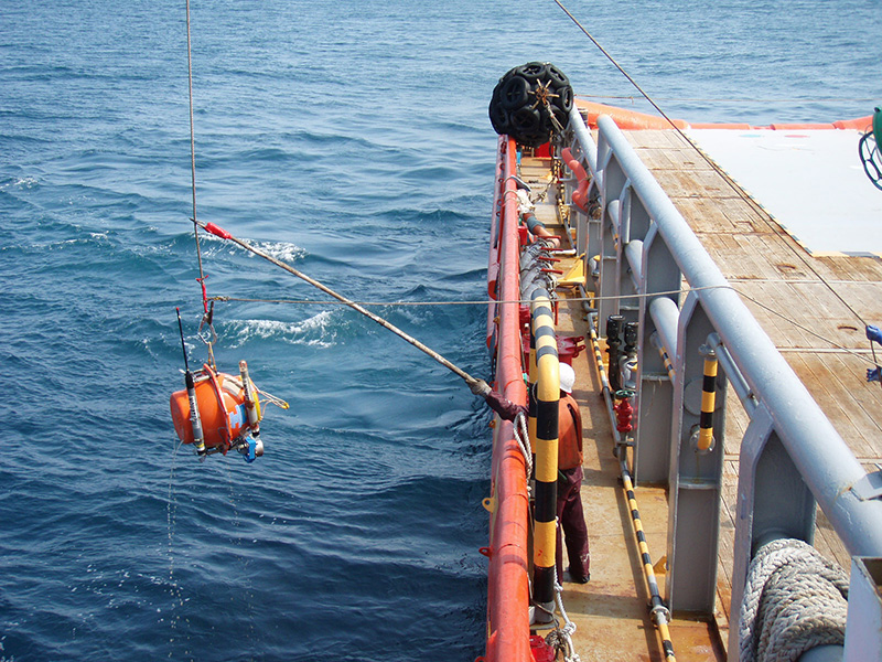 自己浮上型海底地震計（OBS）の回収